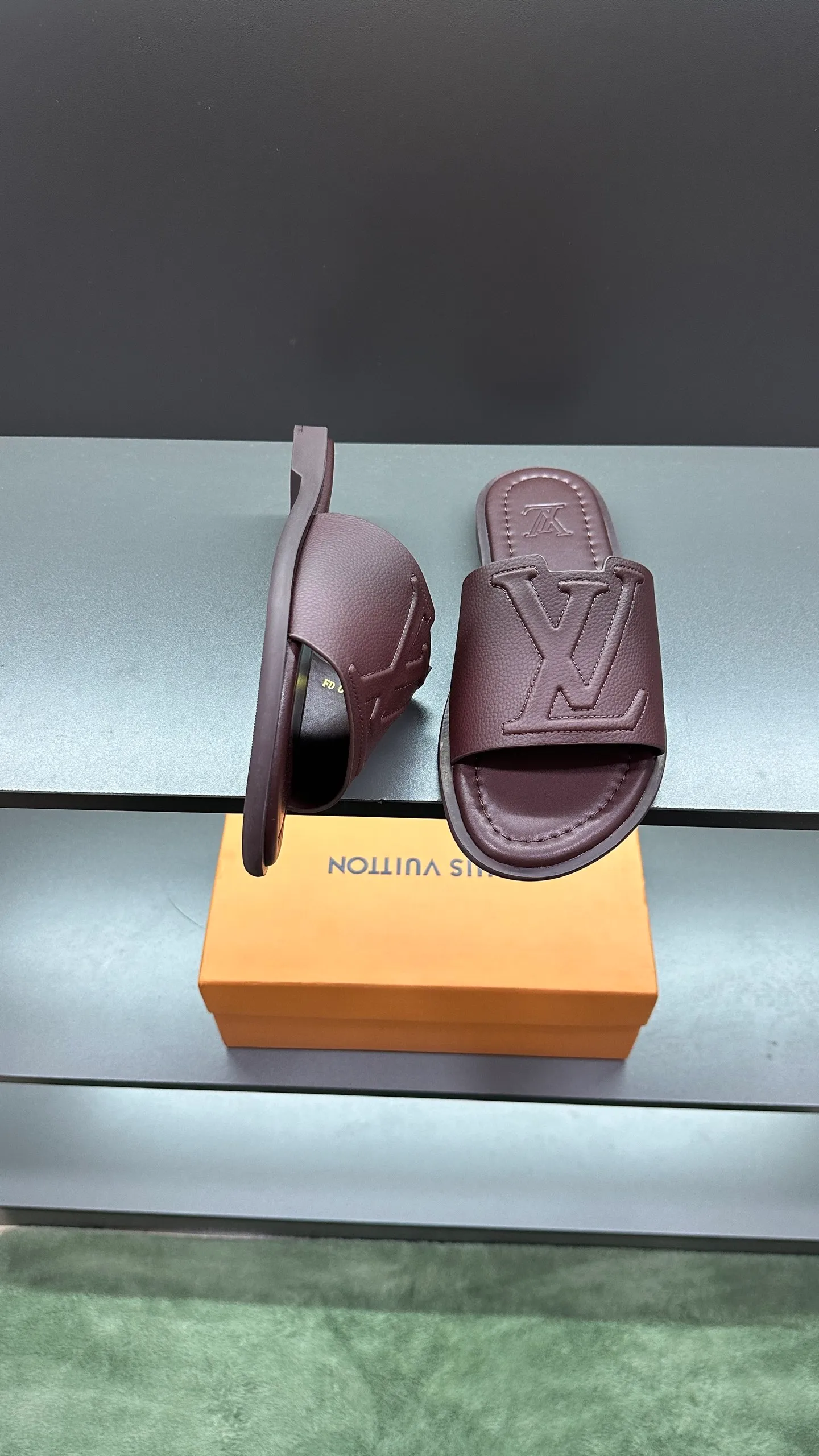 P300 🔍LV Men's Spring and Summer Slippers Counter Synchronization. The uppers are imported cowhide fabrics from Italy, with logo graphics and high-quality craftsmanship. Soles: original soles specially provided by the original factory. Exclusive movable molded soles are super comfortable. Original factory follow-up orders. 🔍🔍High quality. You can enter and leave the counter at will. Welcome to compare. Code number 38-45 No. 058
